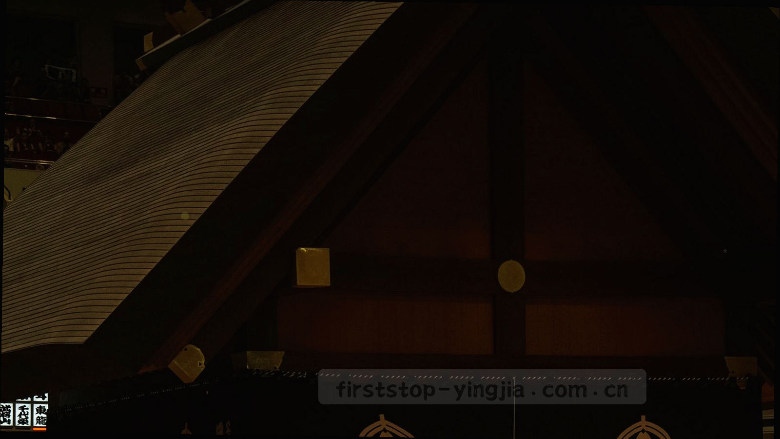 天津城市夜景光带与球场灯光叠化处理的抽象画面，不出现可识别文字
